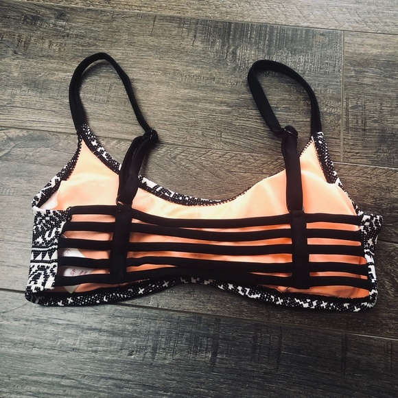 Xhilaration Black & White Bikini Top Swim Suit ((size Small)) - Picture 2 of 4